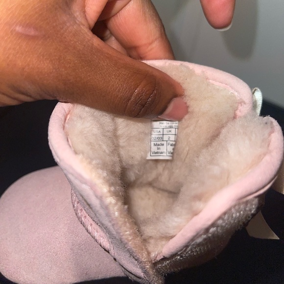 UGG Baby Girls’ Jesse Bow II Crib Shoes - Picture 7 of 8